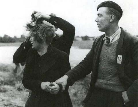 Война с женщинами, имевшими связь с немцами. 1944 г. 