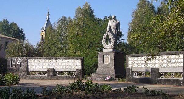 с. Марьевка Красногвардейского р-на. Памятник, установленный на братской могиле, в которой похоронено 2 советских воина, погибших в 1943 году.