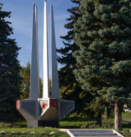 п. Борисовка. Памятник по улице Рудого в честь советских воинов, погибших в боях с фашистскими захватчиками.