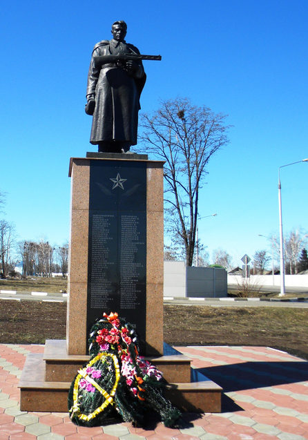с. Бобровы Дворы Губкинского городского округа. Памятник, установленный в 1951 году на братской могиле, в которой похоронено 50 советских воинов, погибших в 1943 году. 