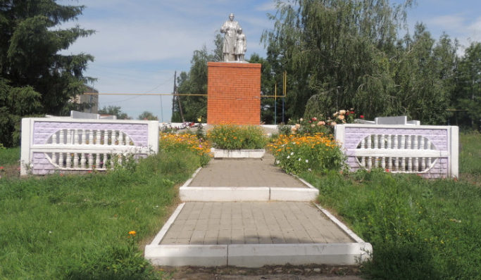 с. Новохуторное Красногвардейского р-на. Памятник, установленный на братской могиле, в которой похоронено 16 советских воина, в т.ч. 12 неизвестных, погибших в 1943 году.