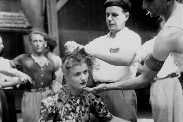 Война с женщинами, имевшими связь с немцами. 1944 г. 