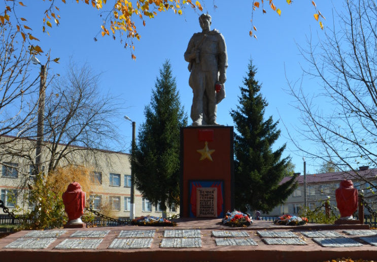 с. Палатово Красногвардейского р-на. Памятник, установленный на братской могиле, в которой похоронено 3 советских воина, погибших в 1943 году.