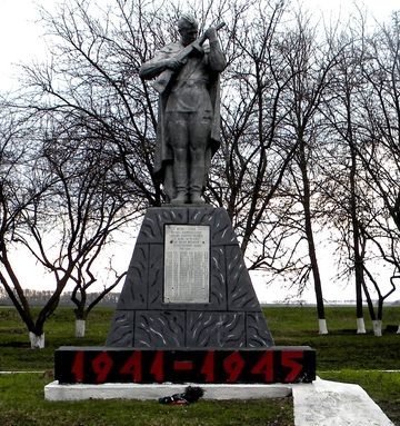 с. Зозули Борисовского р-на. Памятник по улице Советской в честь односельчан, погибших в годы Великой Отечественной войны.