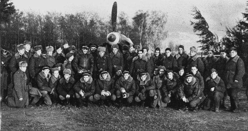 Французские летчики 1-го отдельного авиаполка Сражающейся Франции «Нормандия» на аэродроме в деревне Дубровка Смоленской области. 1944 г. 