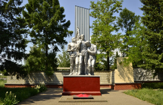 с. Вислая Дубрава Губкинского городского округа. Мемориал погибшим воинам-односельчанам, установленный в 1972 г. 