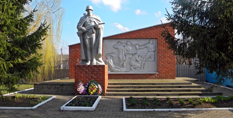 х. Красево Борисовского р-на. Памятник, установленный на братской могиле, в которой захоронено 2 неизвестных советских воинов, погибших в 1943 году. 