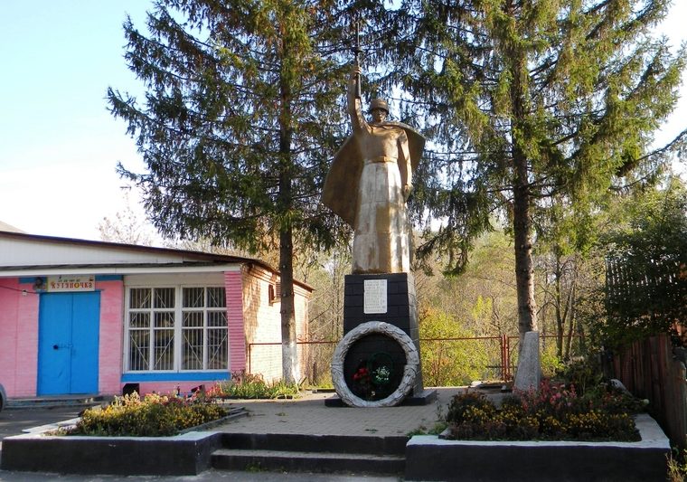 с. Красный Куток Борисовского р-на. Памятник, установленный на братской могиле, в которой захоронено 7 советских воинов, погибших в 1943 году. 
