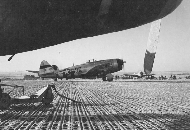 404-я истребительная эскадрилья США на аэродроме Тантонвиль. 12 января 1945 г.