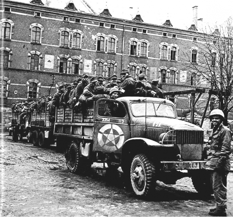 Немецкие военнопленные в грузовиках в Страсбурге. Февраль 1945 г. 
