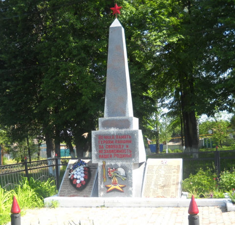 с. Крюково Борисовского р-на. Памятник по улице Ленина, установленный на братской могиле, в которой похоронено 42 советских воина, погибших в 1943 году. 