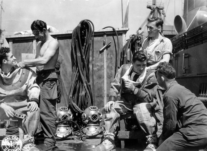 Британские водолазы на борту корабля в акватории французского порта Шербур. Март 1945 г. 