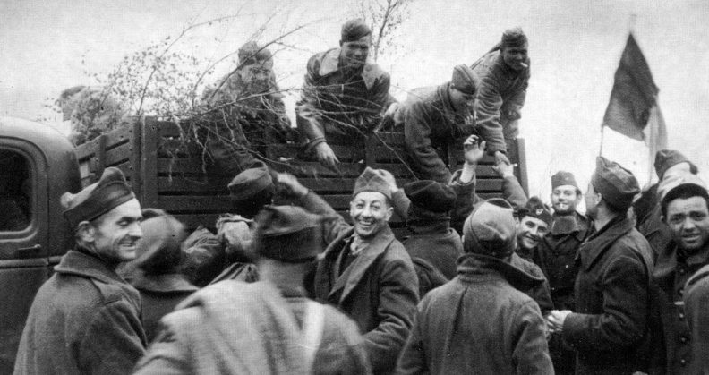 Французские военнопленные жмут руки своим освободителям - советским бойцам. 20 апреля 1945 г. 