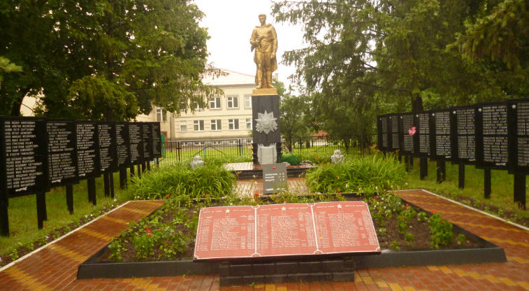  с. Демидовка Краснояружского р-на. Памятник по улице Школьной 1а, установленный на братской могиле, в которой похоронен 61 советский воин, погибший в 1943 году.