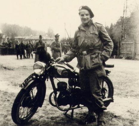 Французский десантник из 1-го батальона. Апрель 1945 г.
