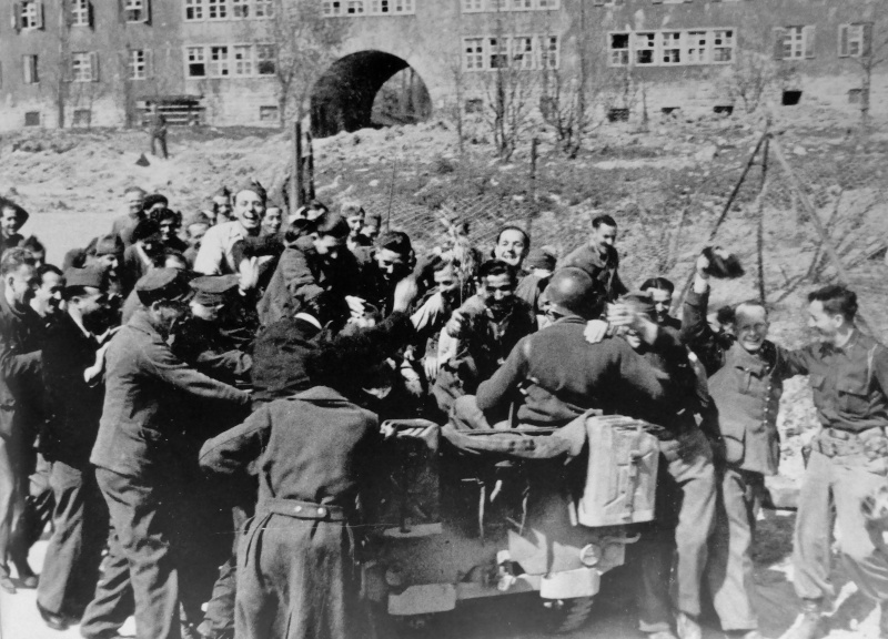 Освобожденные французские военнопленные приветствуют американских солдат. Апрель 1945 г.