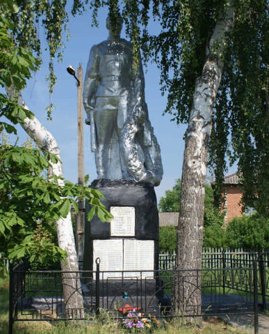 с. Покровка Борисовского р-на. Памятник, установленный на братской могиле, в которой похоронено 7 советских воинов, погибших в 1943 году. 