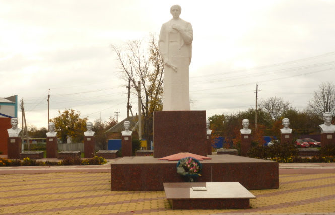 п. Красная Яруга. Памятник по улице Центральной 8а, установленный на братской могиле, в которой похоронено 213 советских воинов, погибших в 1943 году. 