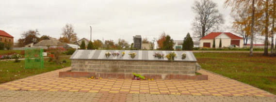 п. Красная Яруга. Памятник по улице Крыловка 8, установленный на братской могиле, в которой похоронено 63 советских воина, погибших в 1943 году.
