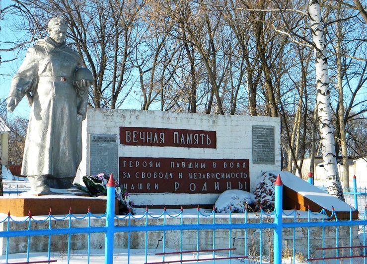 с. Корочка Губкинского городского округа. Памятник по улице Троицкой, установленный на братской могиле, которой похоронено 95 советских воинов. 