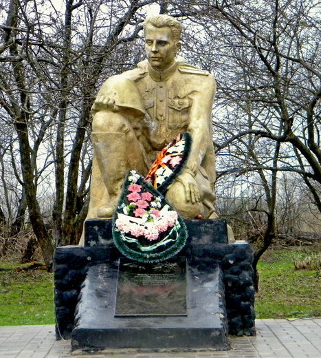 с. Теплое Борисовского р-на. Памятник по улице Теплянской, установленный на могиле советского солдата.