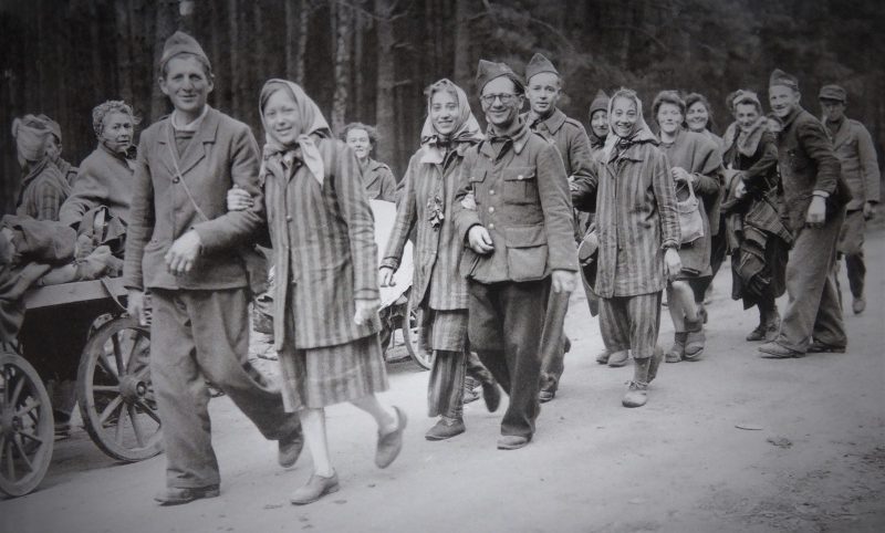 Освобожденные французские военнопленные и узницы концлагеря. Май 1945 г. 