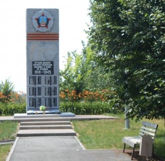 с. Мелавое Губкинского городского округа. Памятник воинам-односельчанам, установленный в 1989 году в центре села.