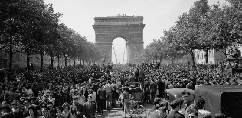 Празднование Победы на Елисейских полях в Париже. 8 мая 1945 г. 