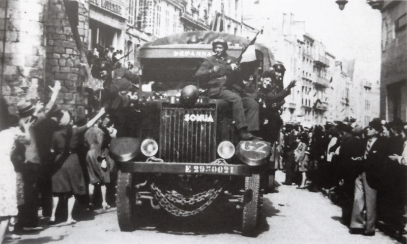 Жители Ла-Рошели приветствуют французских солдат. 9 мая 1945 г. 