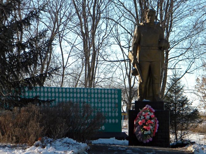 с. Осколец Губкинского городского округа. Памятник, установленный в 1991 году в честь погибших односельчан в годы войны. 
