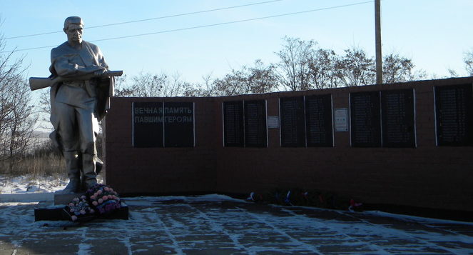 с. Панки Губкинского городского округа. Памятник, установленный в честь погибших 156 односельчан, погибших в годы войны. 