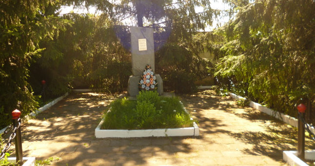 п. Отрадовский Краснояружского р-на. Памятник по улице Широкой 39а, установленный на братской могиле неизвестных советских воинов.