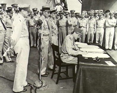 Французский генерал Филипп Леклерк на борту линкора «Миссури» подписывает акт о приеме капитуляции Японии от имени Франции. 2 сентября 1945 г.