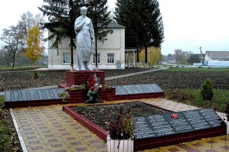 с. Репяховка Краснояружского р-на. Памятник по улице Садовой 1а, установленный на братской могиле, в которой похоронено 20 советских воинов, погибших в 1943 году. 