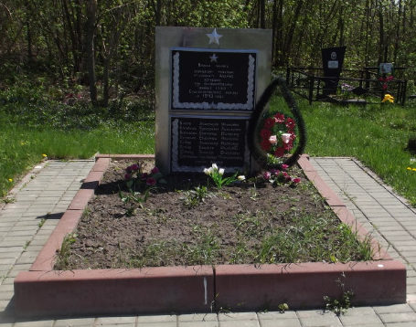 с. Староселье Краснояружского р-на. Памятник по улице Золочевка 43, установленный на братской могиле, в которой похоронено 8 девушек-минеров.
