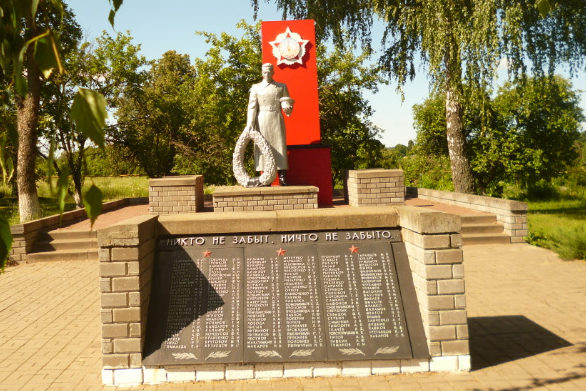 с. Теребрено Краснояружского р-на. Памятник по улице Новостроевка 32а, установленный на братской могиле, в которой похоронено 124 советских воина, погибших в 1943 году. 