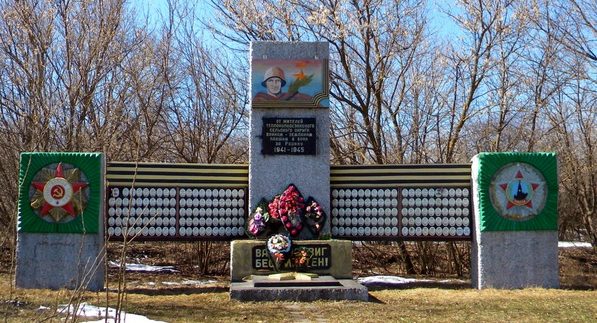 с. Тёплый Колодезь Губкинского городского округа. Мемориал погибшим односельчанам, установленный в 1989 году. 