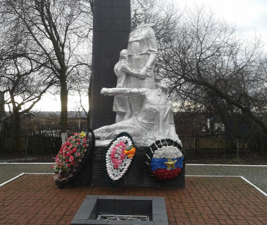 п. Троицкий Губкинского городского округа. Памятник, установленный в 1983 году в честь 13 погибших земляков. 