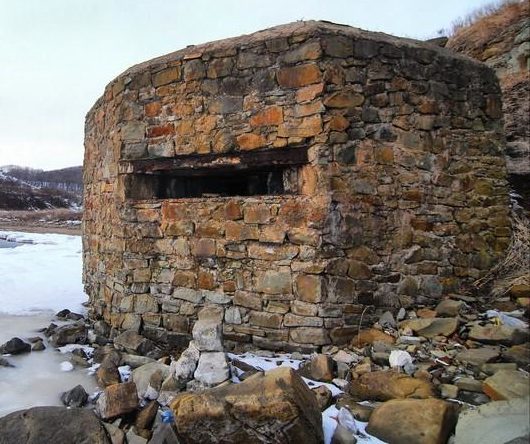 Двухамбразурный каменно-бутовый ДОТ №274 был построен в 1941 году в районе б. Кетовая. Класс защиты - М-3.