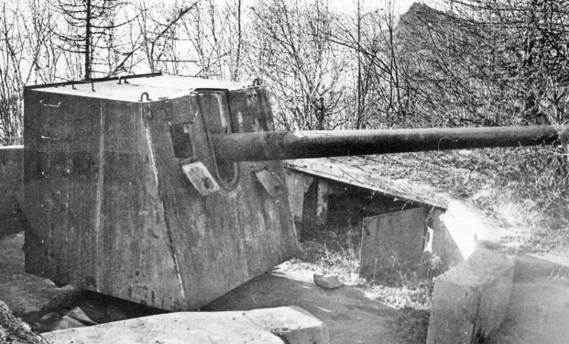 Орудия Б-13 в орудийном дворике у мыса Ольский.