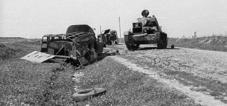 Разбитые советские автомобили и подбитый танк Т-26 на дороге под Каменец-Подольским. Июль 1941 г. 