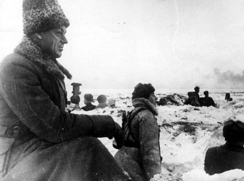 Командующий войсками Донского фронта К. К. Рокоссовский в районе Сталинграда. 1942 год.