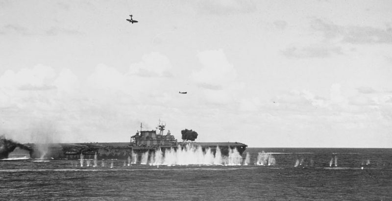 Японские бомбардировщики атакуют авианосец ВМС США «Хорнет».
