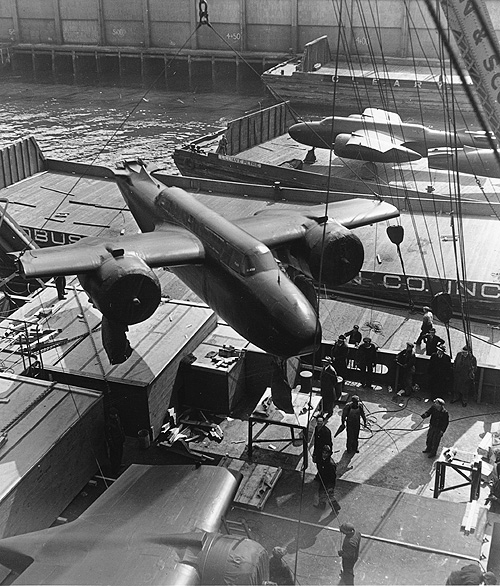 Погрузка бомбардировщиков A-20 в английском порту.