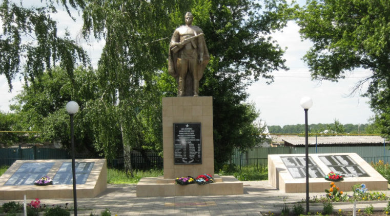 с. Беломестное Новооскольского р-на. Памятник по улице Парковой 19, установленный на братской могиле, в которой похоронено 44 советских воина, в т.ч. 25 неизвестных, погибших в 1943 году. 