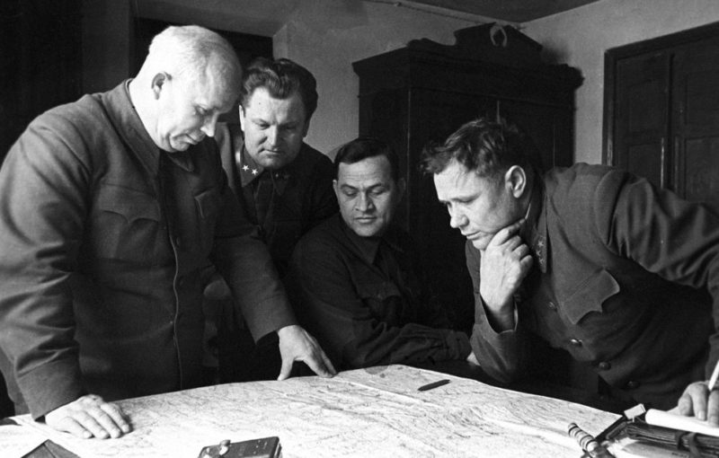 Члены Военного совета Сталинградского фронта: Хрущёв, Кириченко, Чуянов и комфронта Ерёменко, декабрь 1942 г.