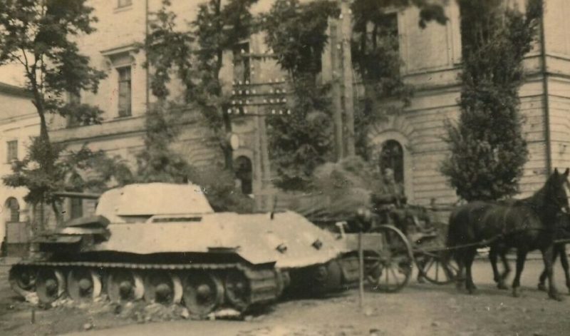 Брошенный советский танк. Август 1941 г.