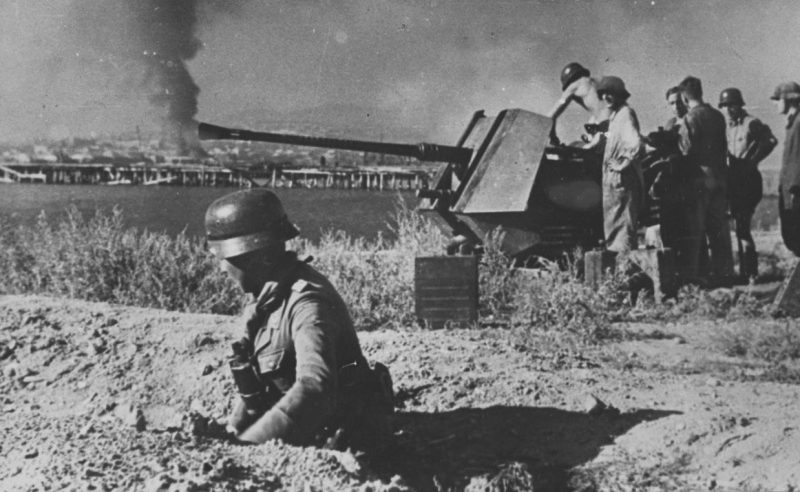 Расчеты немецких 37-мм зенитных орудий в Новороссийске. 