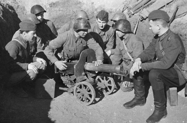 Бригадный комиссар Веселов «обучает» бойцов. Крымский фронт, 19 мая 1942 г.