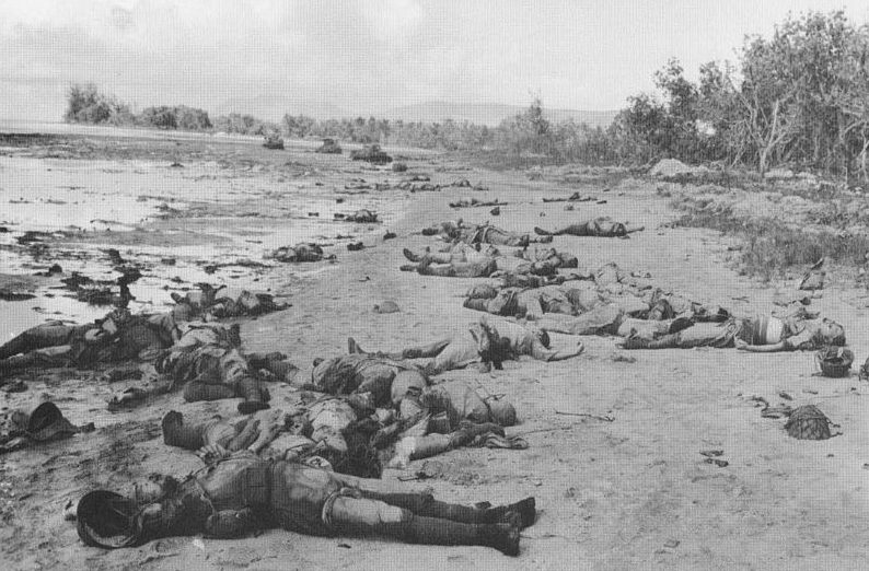 Погибшие японцы после атаки в устье реки Матаникау.